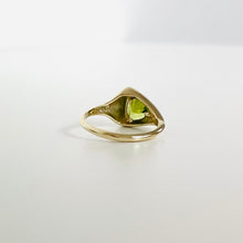 Load image into Gallery viewer, 10k Trillium Peridot Ring