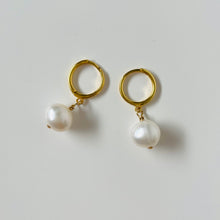 Load image into Gallery viewer, Huggies With White Pearls

